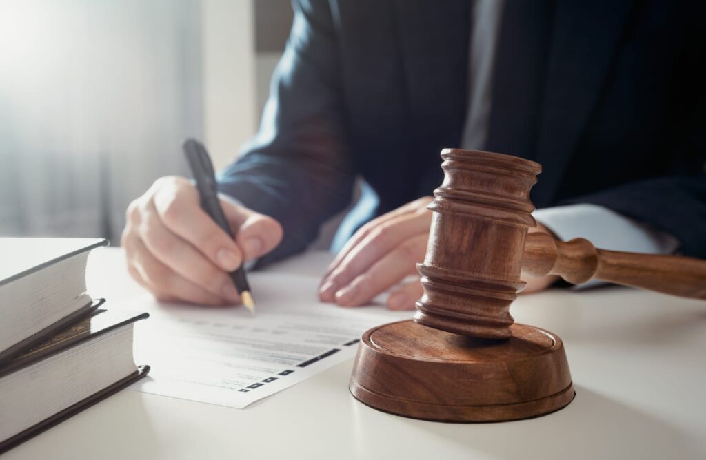 Common Reasons Year-End Deals Collapse and How Real Estate Lawyer in Vancouver Can Help